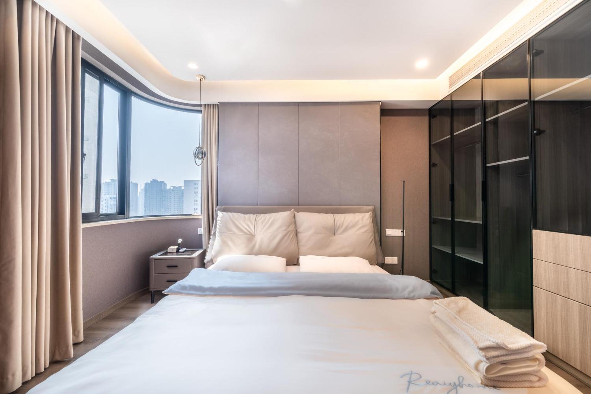Apartment Sunny Abode 3bedroom Located In Huangpu And 100 Meters From The Subway Station *
